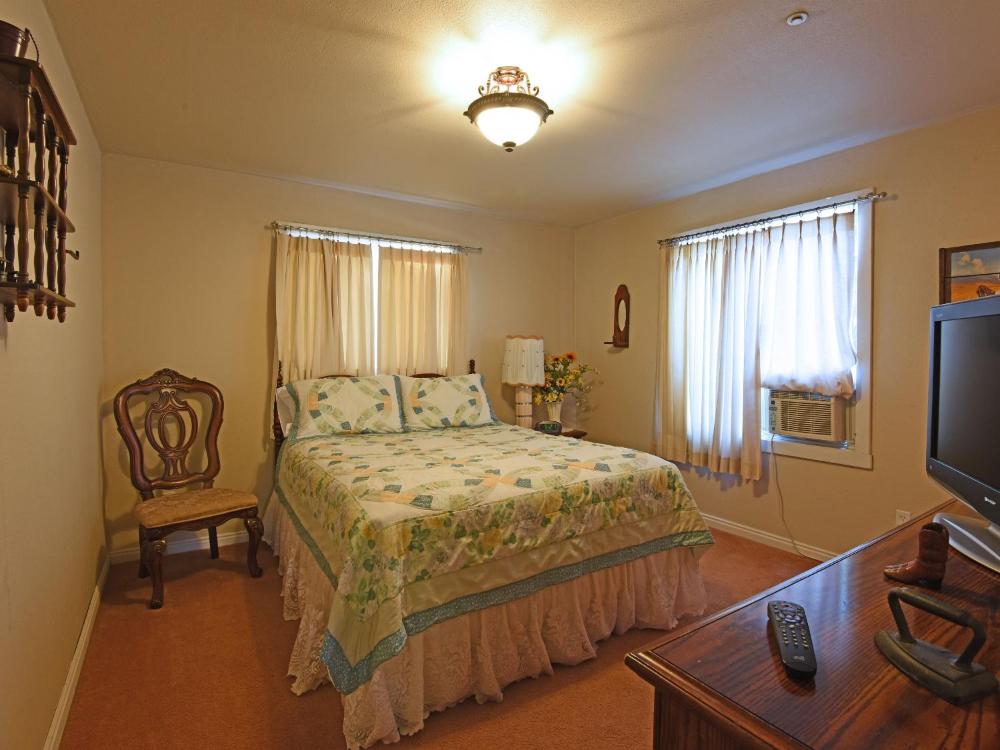 Deluxe Queen Room interior