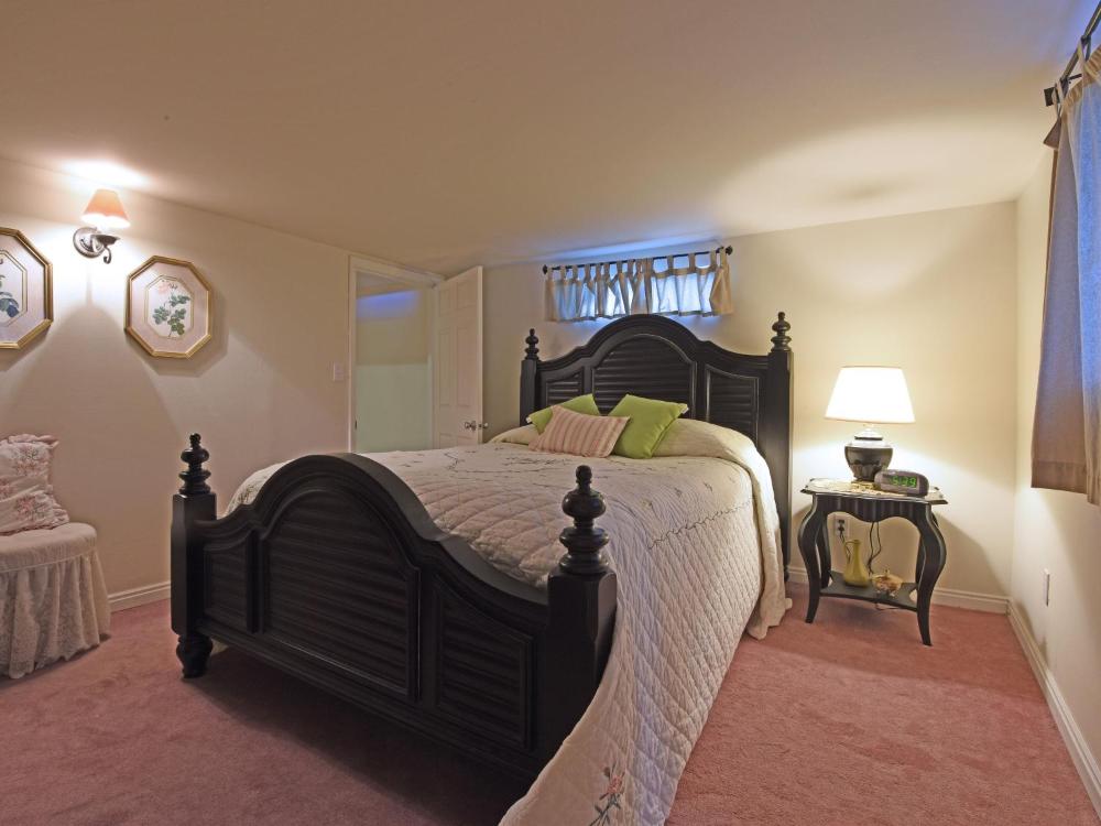 Queen Room interior